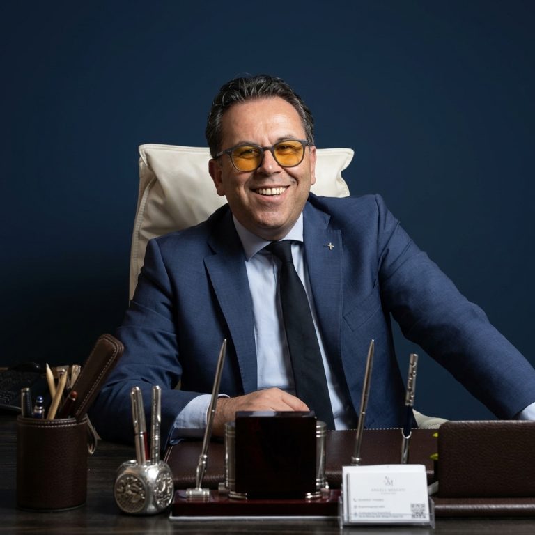 Avv. Angelo Moscati Avvocato Angelo Moscati fondatore dello Studio Legale Immigrazione nel suo studio alla scrivania